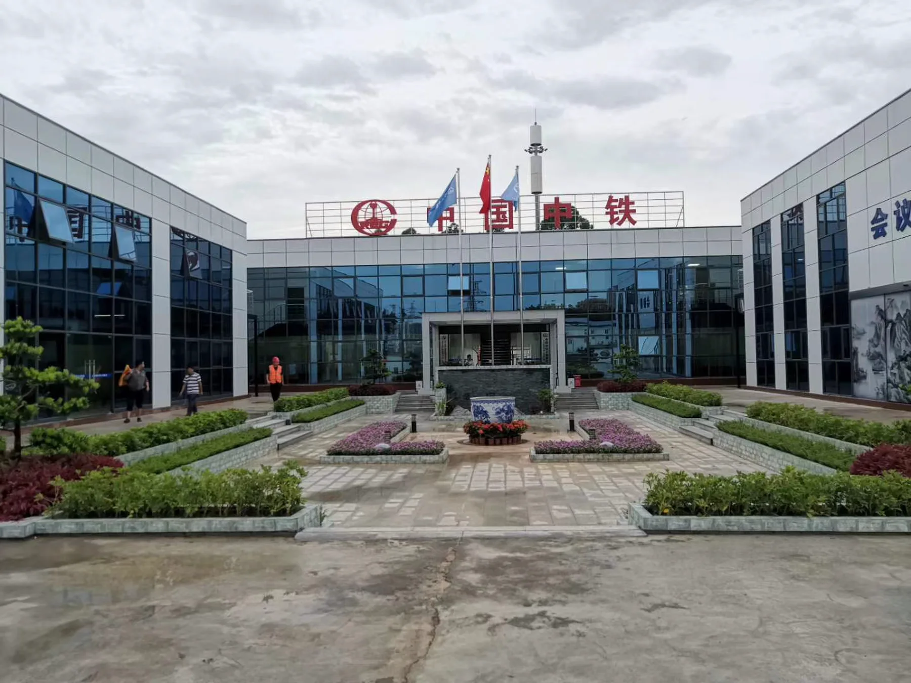 玻璃幕墙打包箱办公楼实景照片